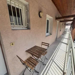 Au Calme Espace Exterieur Parking Gratuit Dans La Rue , Grenoble France